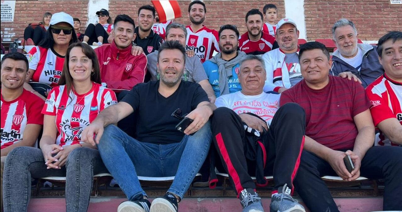 Damián Reyes -remera azul-, junto al equipo que lo apoyó para lograr la presidencia del Club San Martí de Mendoza.