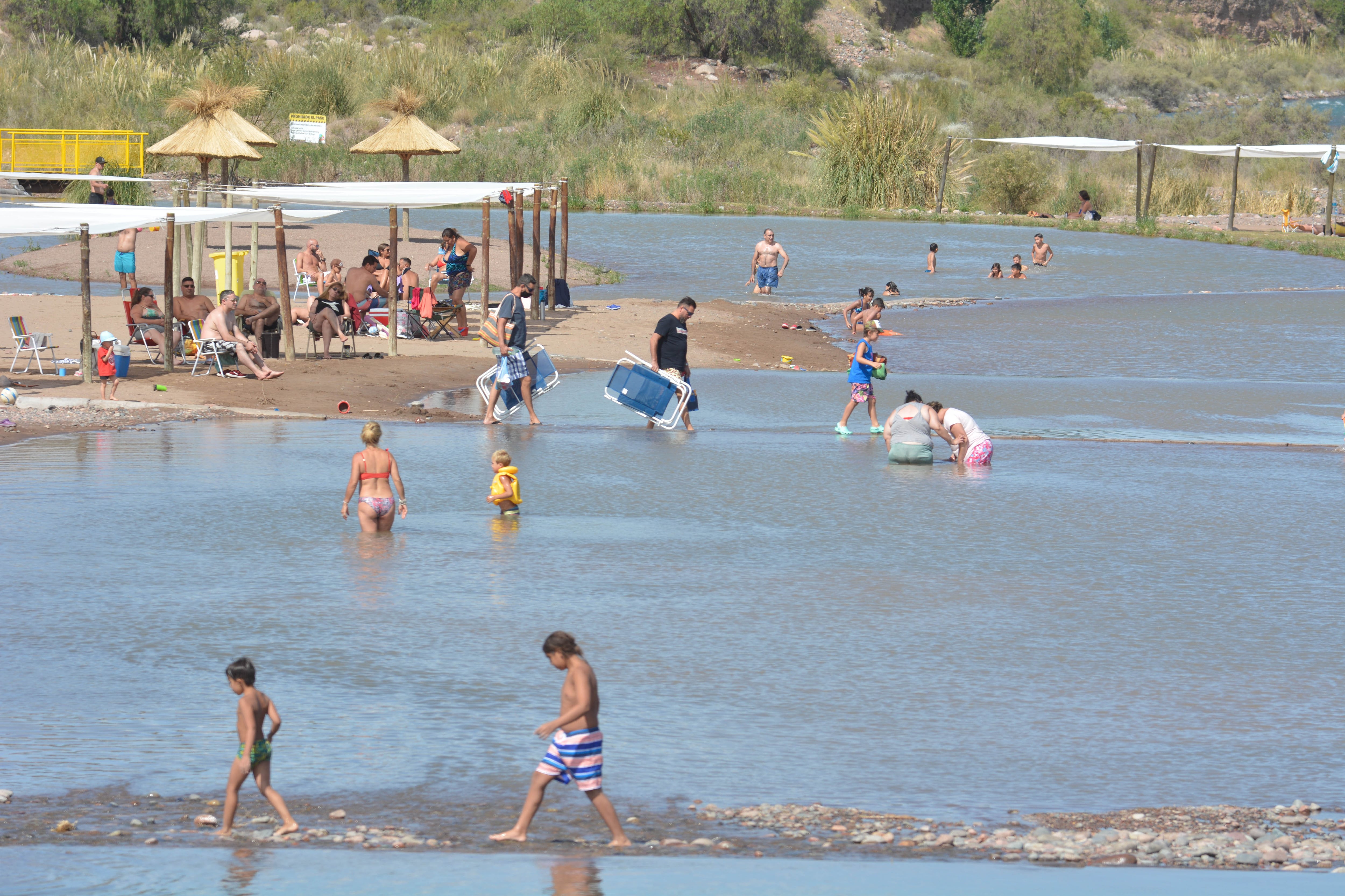 Mendocinos y turistas disfrutan de la playita de luján

Foto: Nicolas Rios / Los Andes