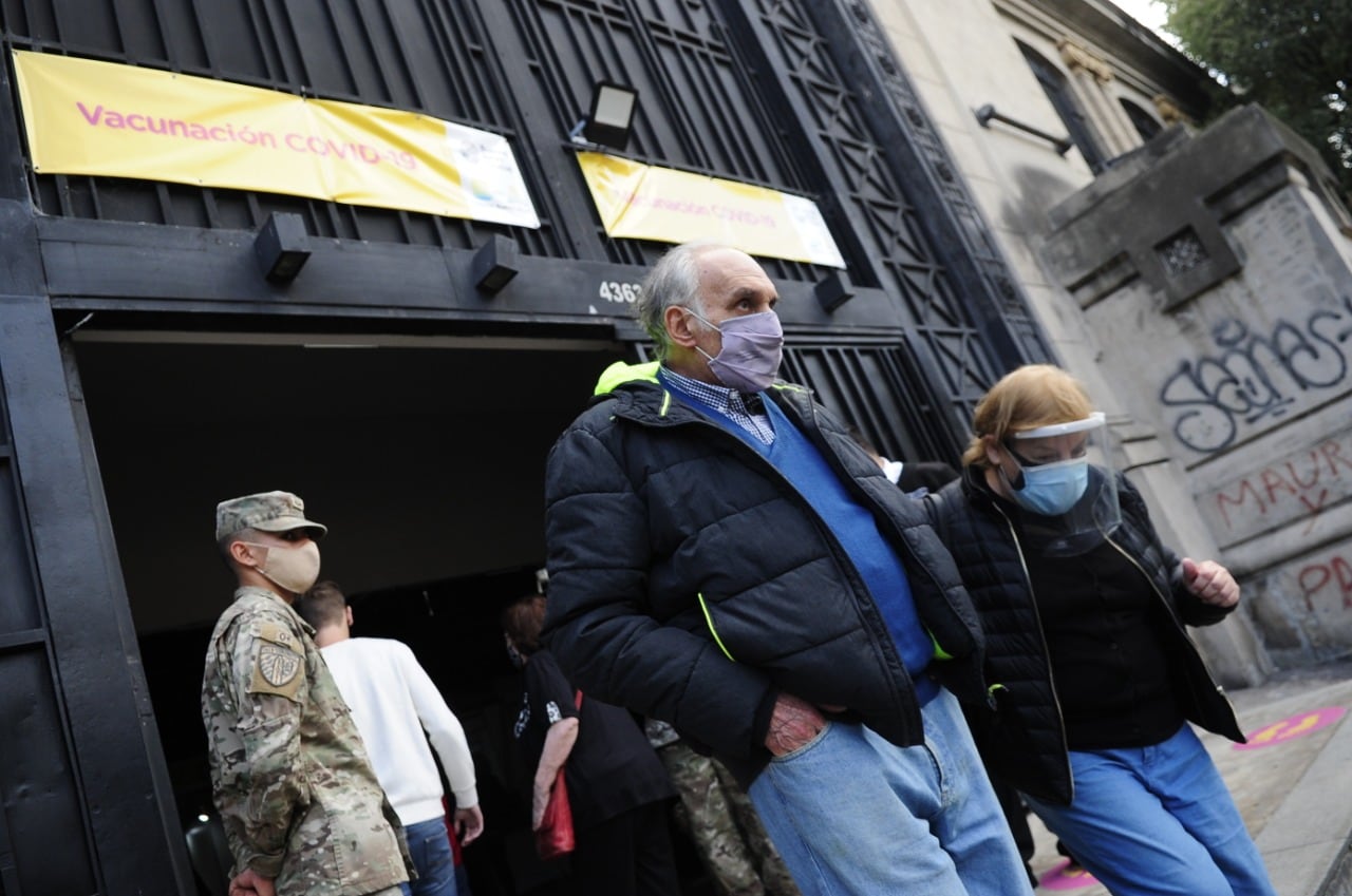 El proceso de vacunación en la ciudad de Buenos Aires es similar al del resto de las edades poblacionales. (Clarín)