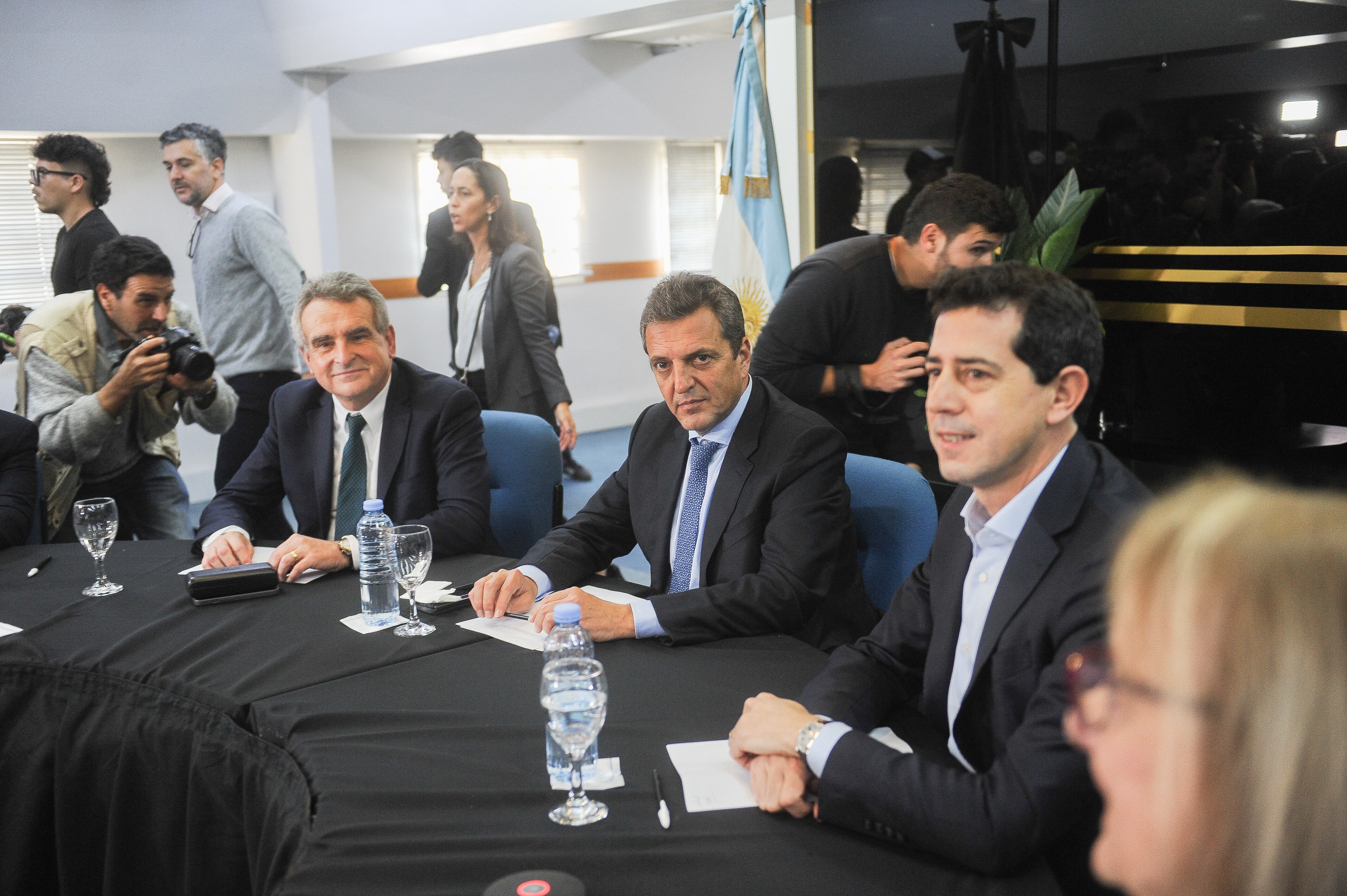 Agustín Rossi, Sergio Massa y "Wado" de Pedro. Foto Federico Lopez Claro