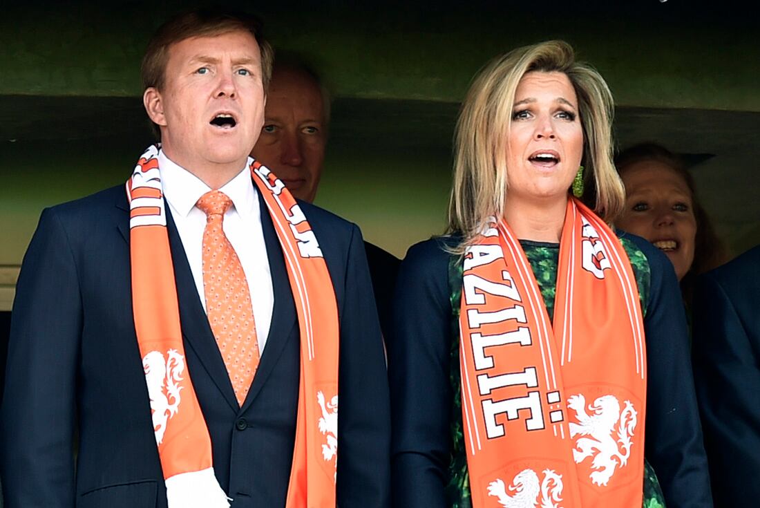 Mundial de fútbol Brasil 2014. Guillermo y Máxima cantan el himno antes del partido Australia-Holanda. (AP)