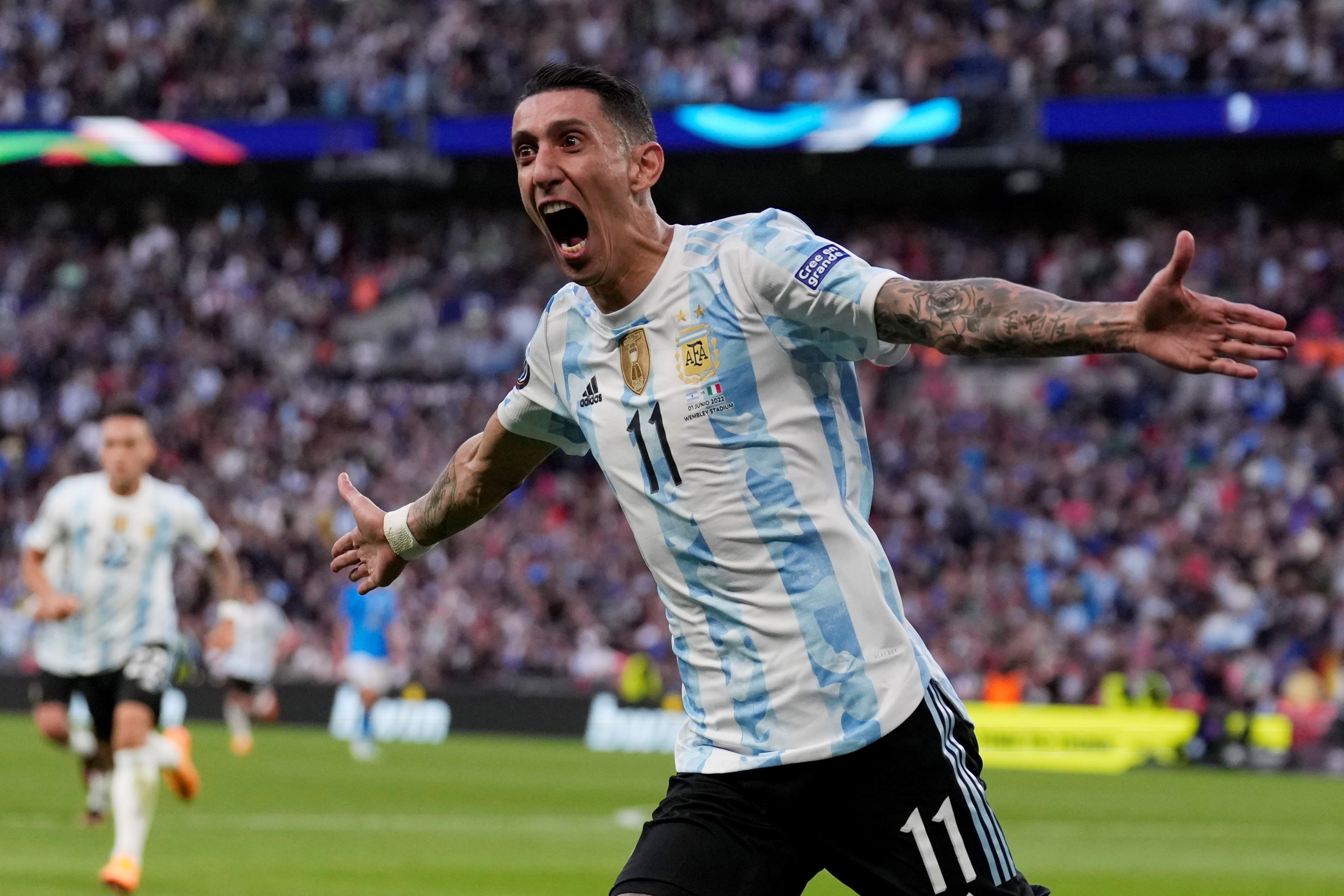 Ángel Di María festeja su gol, el del 2-0 de Argentina sobre Italia en Wembley por la Finalissima. (AP)