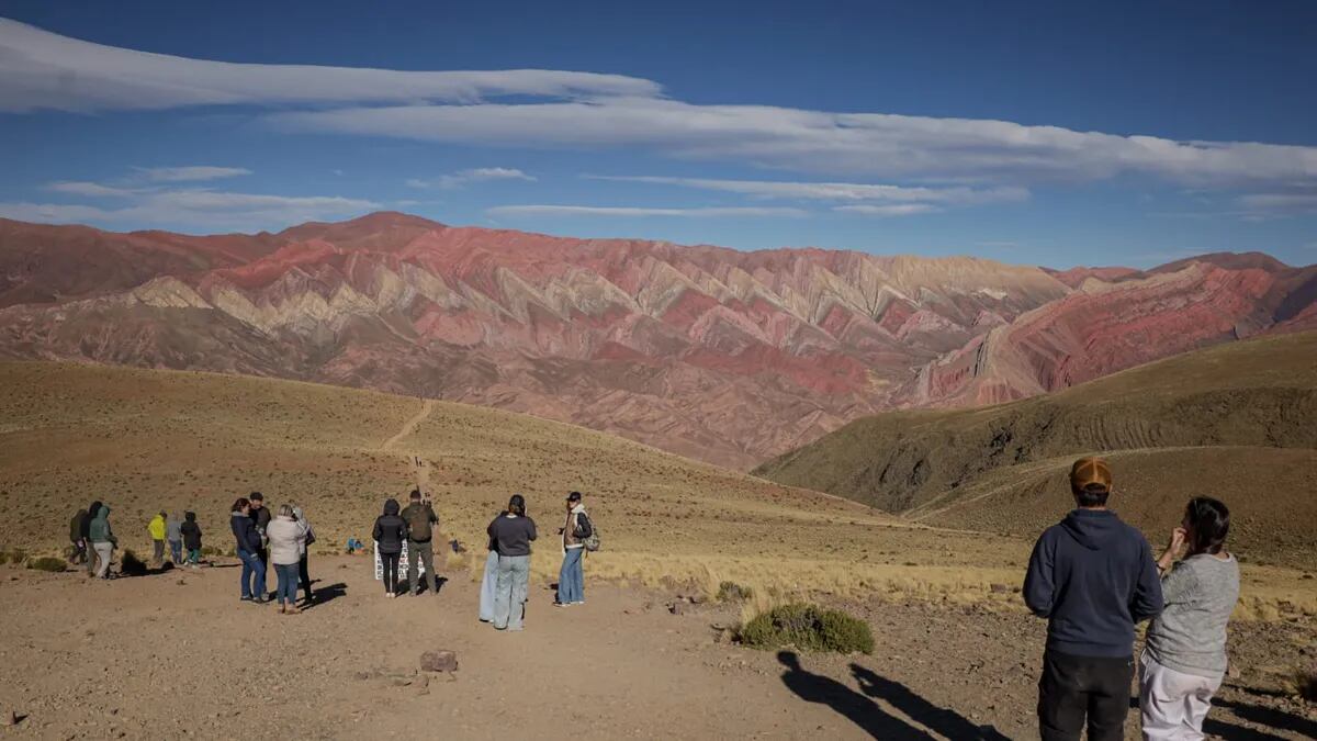 Con la mirada extasiada, centenares de visitantes apreciaron el imponente paisaje de la serranía del Hornocal, en Humahuaca (Jujuy).