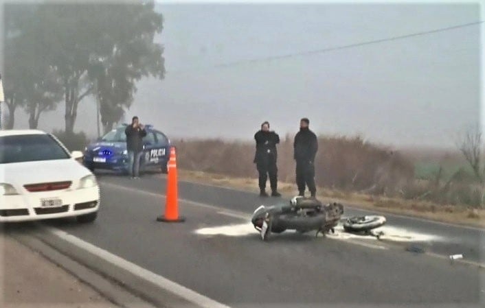 Un motociclista habría chocado en Rosario debido a la niebla.