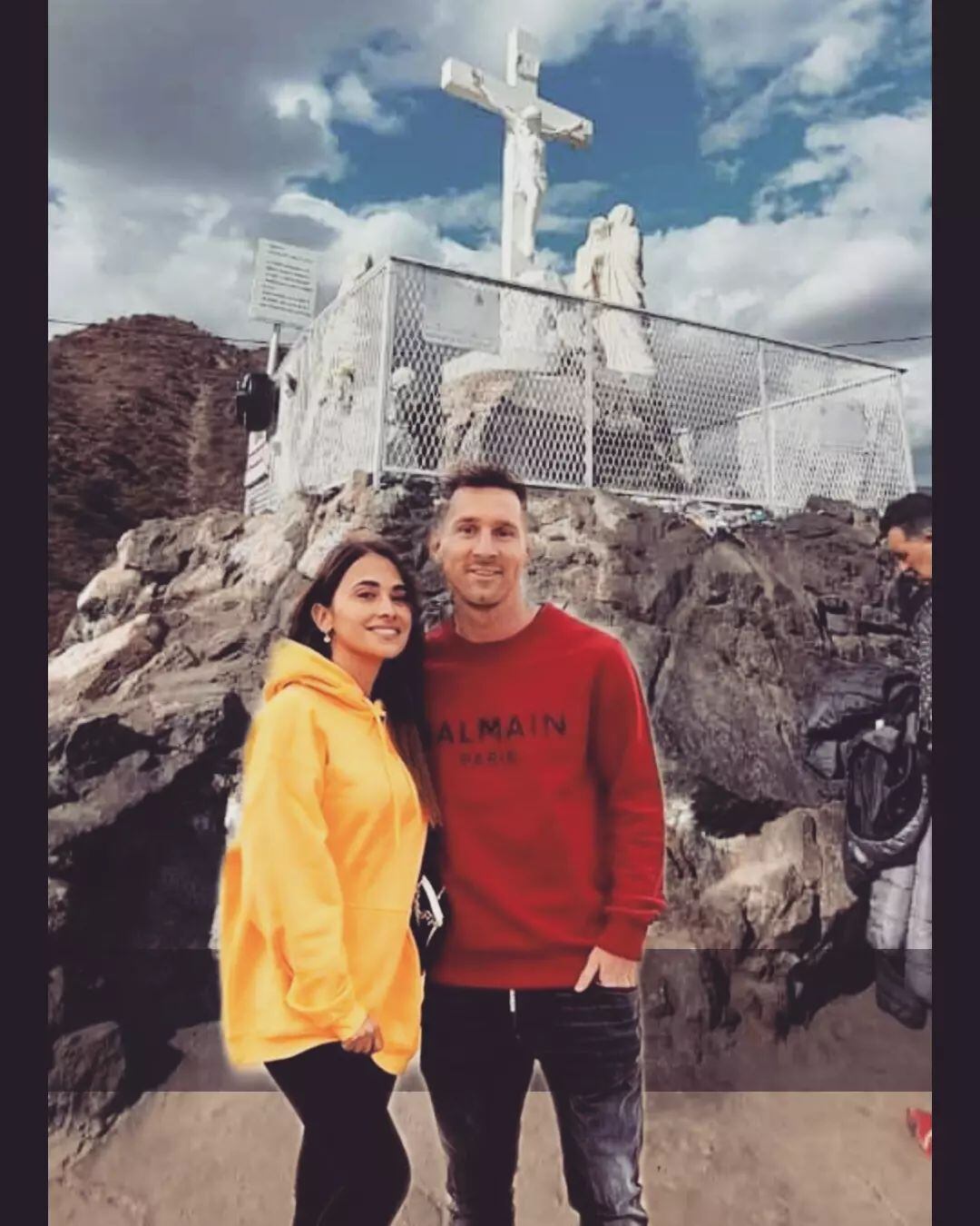 Meme: Lionel Messi y Antonella en el Cristo de la Quebrada.