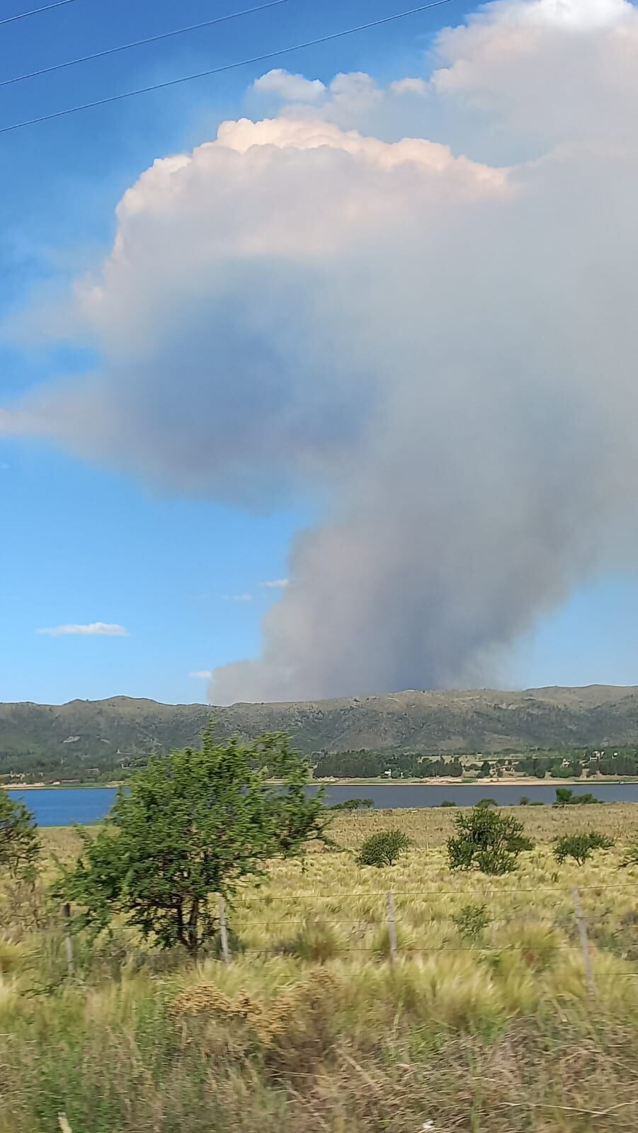 Incendio en el dique Los Molinos.