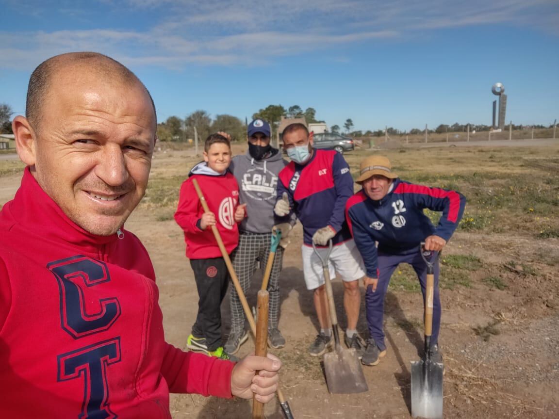 Darío Cavallo, ex futbolista y ahora DT, también manos a la obra.