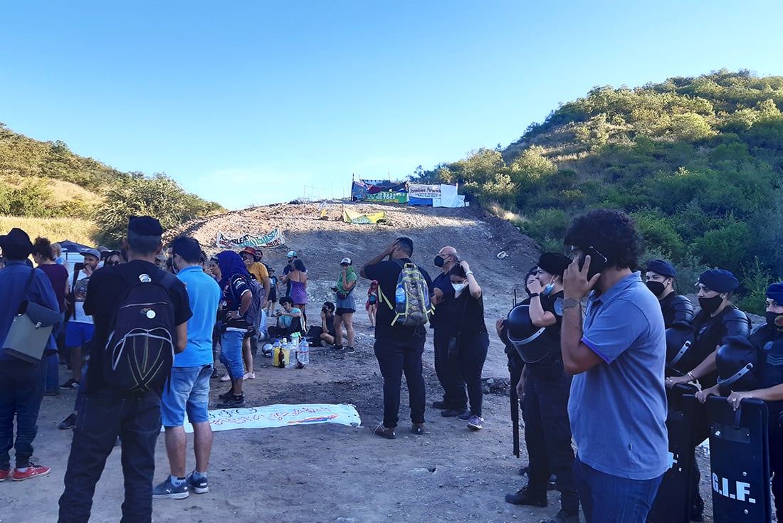 Representantes de la Asamblea Paravachasca realizan un acampe para evitar el avance de la nueva autovía Ruta 5 entre La Serranita y Villa Ciudad de América. (Foto: María Luz Cortez / Corresponsal Alta Gracia)