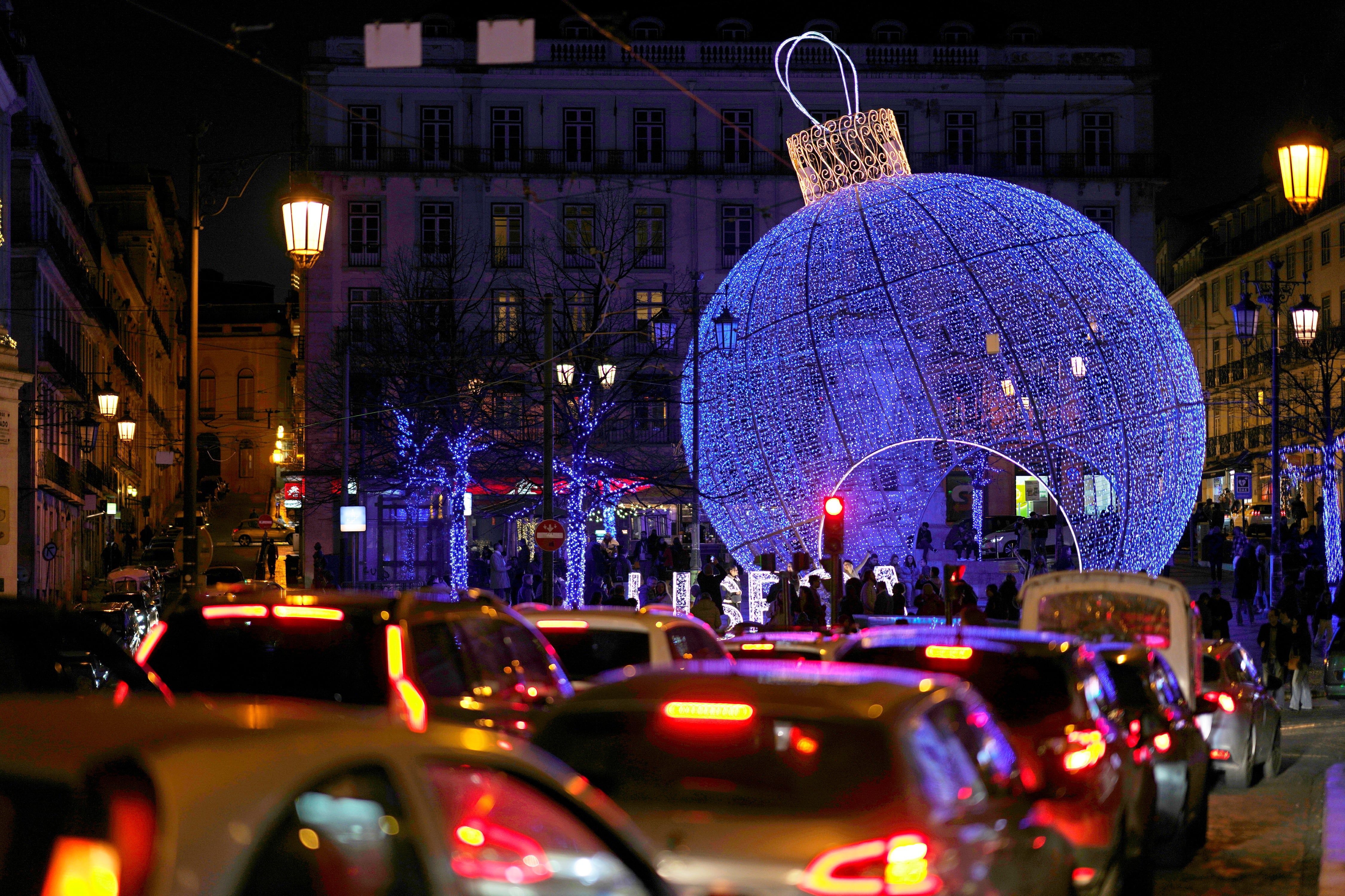 El tráfico avanza lentamente por el barrio de Chiado, en el centro de Lisboa, el sábado 23 de diciembre de 2023 por la noche. (AP / Armando Franca)