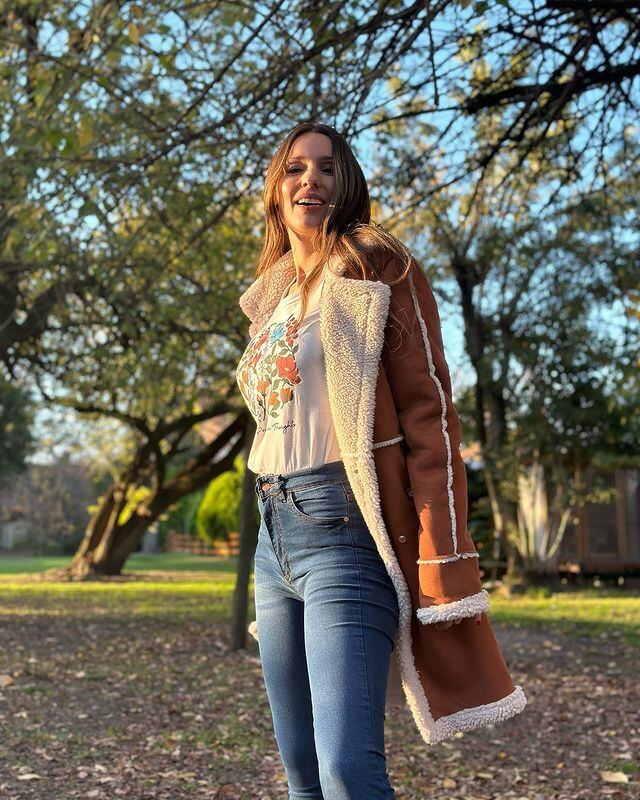 Pampita con su abrigo ideal para el invierno