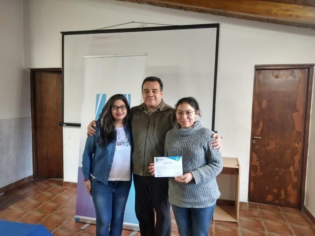 Entrega de certificados del curso "Manipulación e alimentos" en Punto Digital Ushuaia.