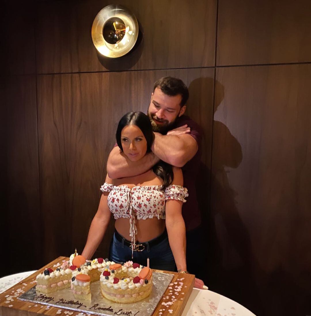 Kendra Lust junto a su pareja durante su cumpleaños. 