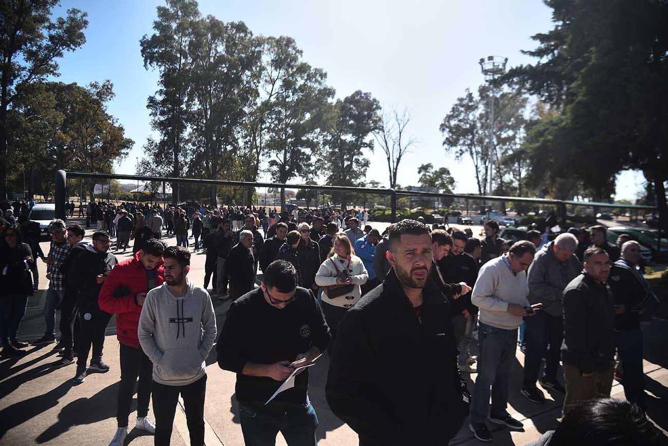 Los hinchas de Belgrano retiran las entradas en el Orfeo para el partido en San Nicolás. (Pedro Castillo / La Voz)