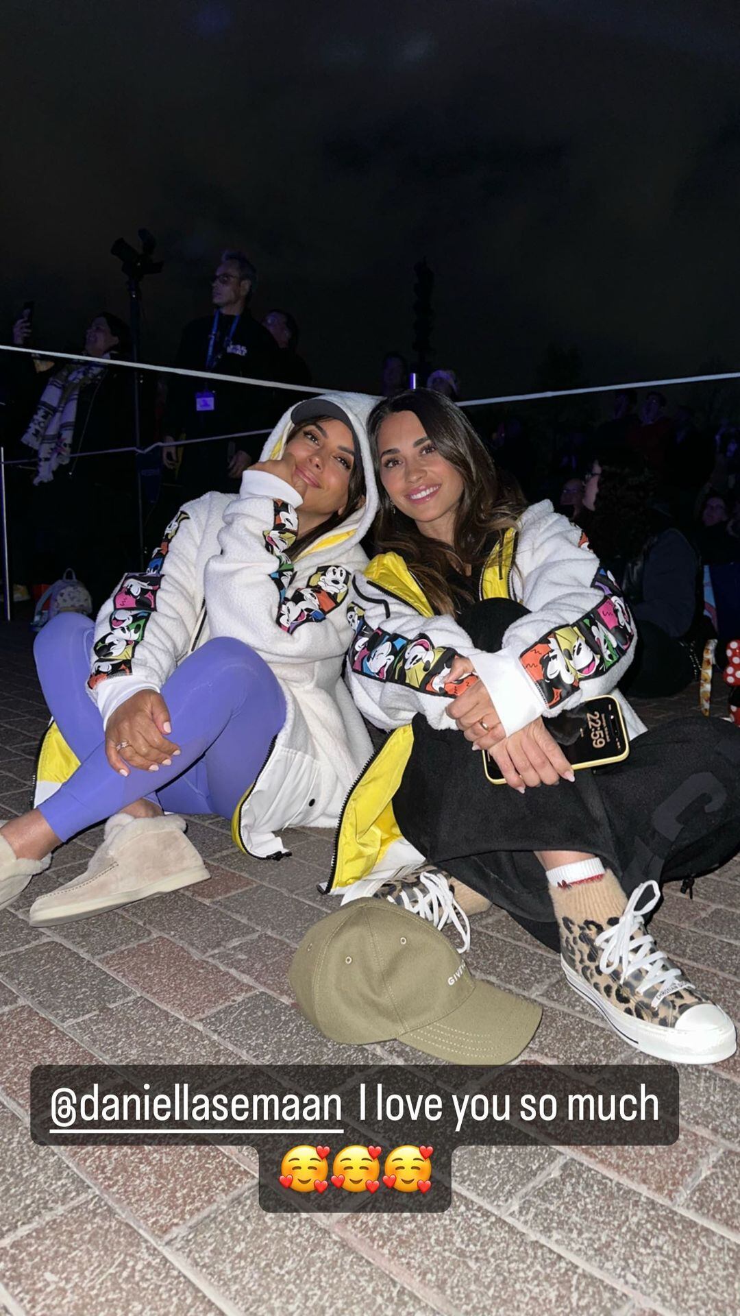 Las esposas de los futbolistas posaron juntas en el parque temático.