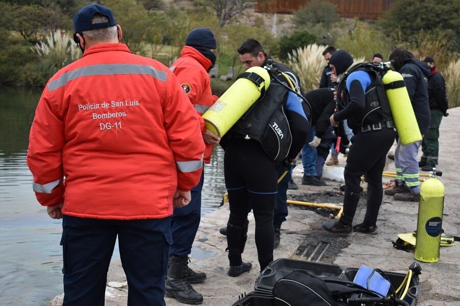 Buzos rastrearon el espejo de agua. Más de 150 bomberos de la región participan en la búsqueda de Guadalupe.