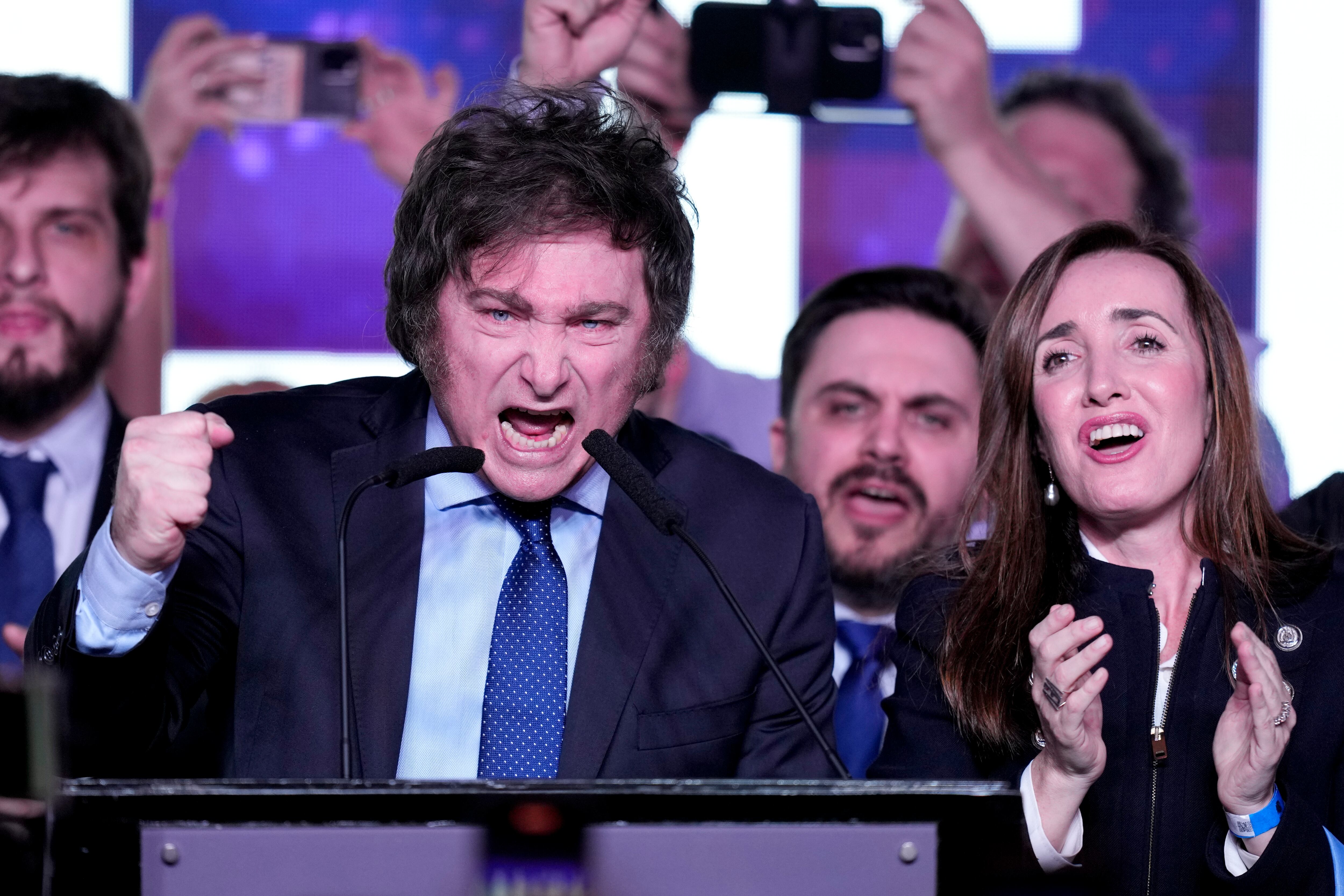 Javier Milei, candidato presidencial de la coalición La Libertad Avanza, habla en su sede de campaña luego de las elecciones primarias en Buenos Aires, Argentina, el domingo 13 de agosto de 2023. (AP Foto/Natacha Pisarenko)