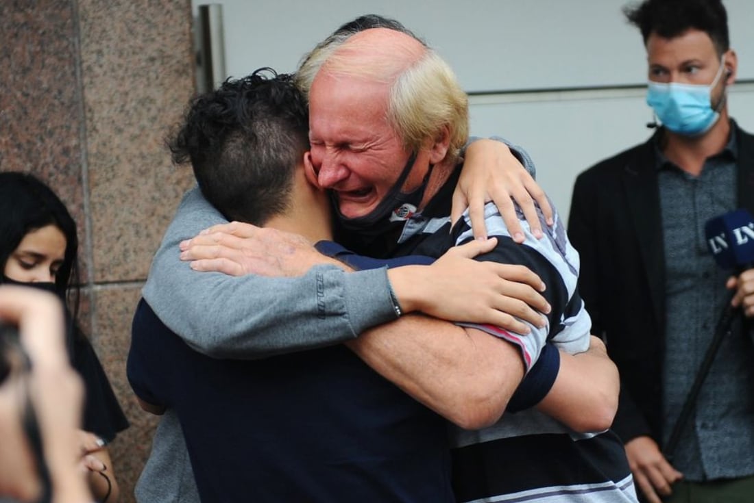 El padre de Roberto Sabo, evindenciando su dolor en el velatorio de su hijo asesinado. (Foto / Clarín)