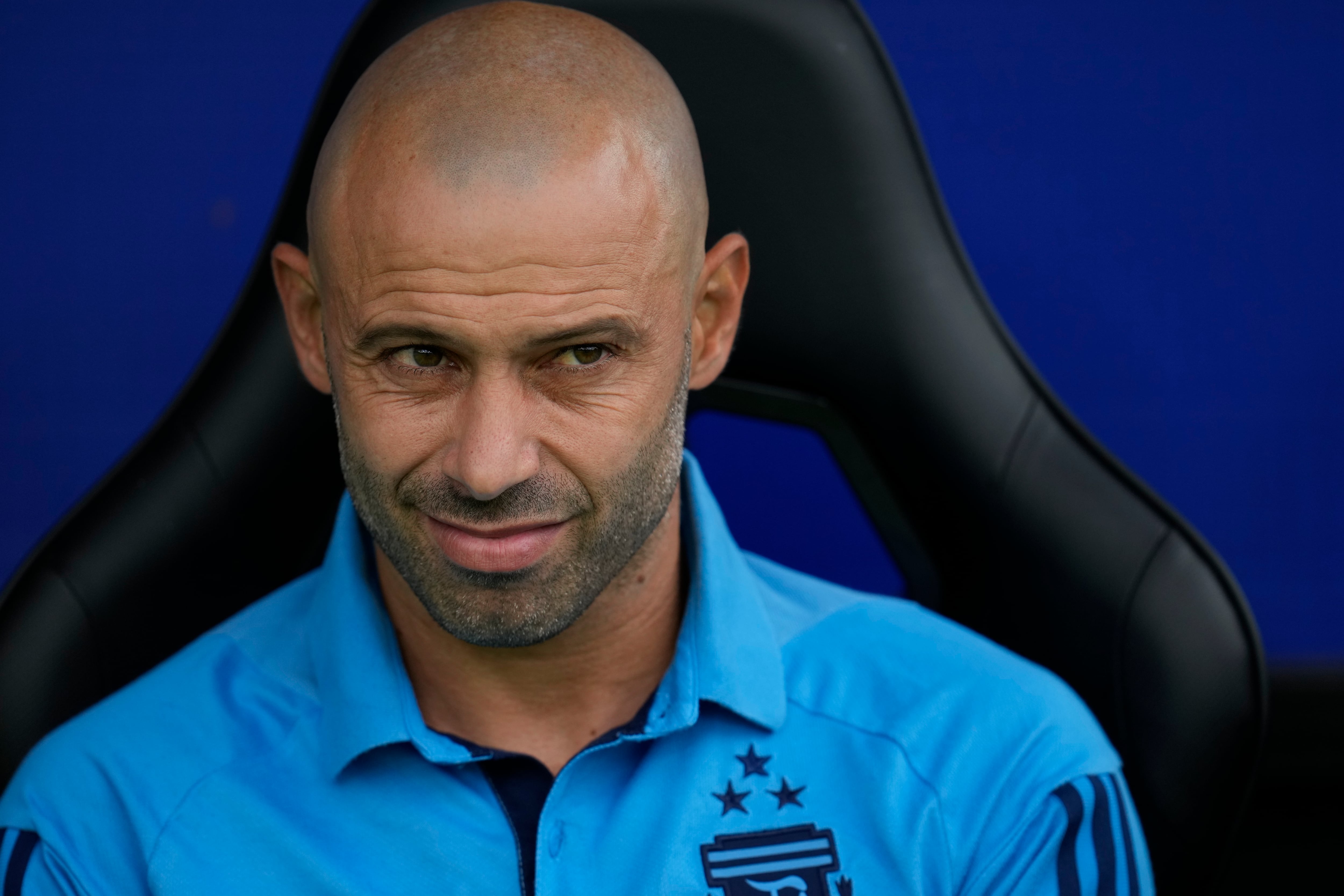 El técnico de Argentina Javier Mascherano mira hacia el campo de juego antes del incio del partido ante Paraguay por el torneo preolímpico sudamericano Sub23 en el estadio Brígido Iriarte de Caracas, Venezuela, el jueves 8 de febrero, 2024. (AP Foto/Matías Delacroix)