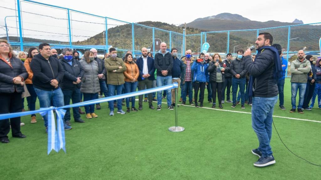 El intendente junto a funcionarios públicos, inauguraron espacios deportivos en el Barrio Gendarmería. Estos espacios eran pedidos que vecinos y vecinas venían solicitando hace años.