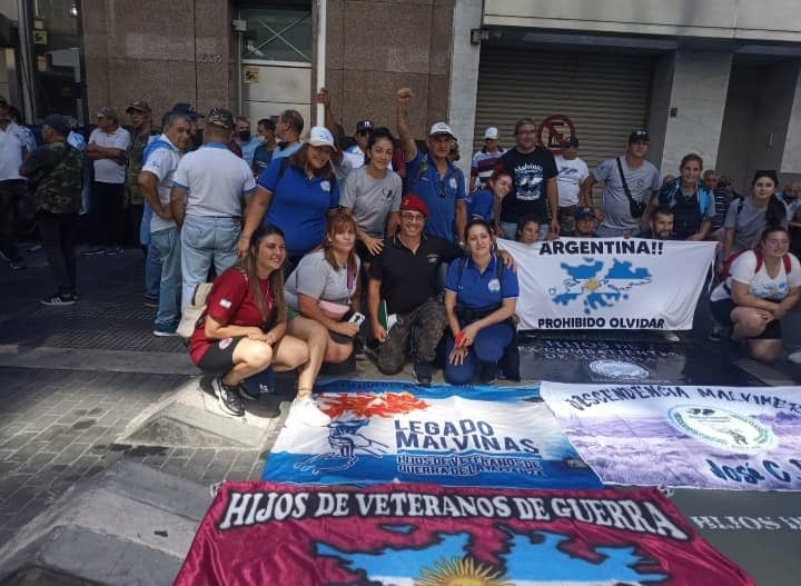 Los Veteranos marcharon acompañados también por sus hijos, quienes tomaron el legado malvinero. Estos grupos de jóvenes se extiende por todo el país, en cada lugar donde hay Veteranos de la Guerra de Malvinas.