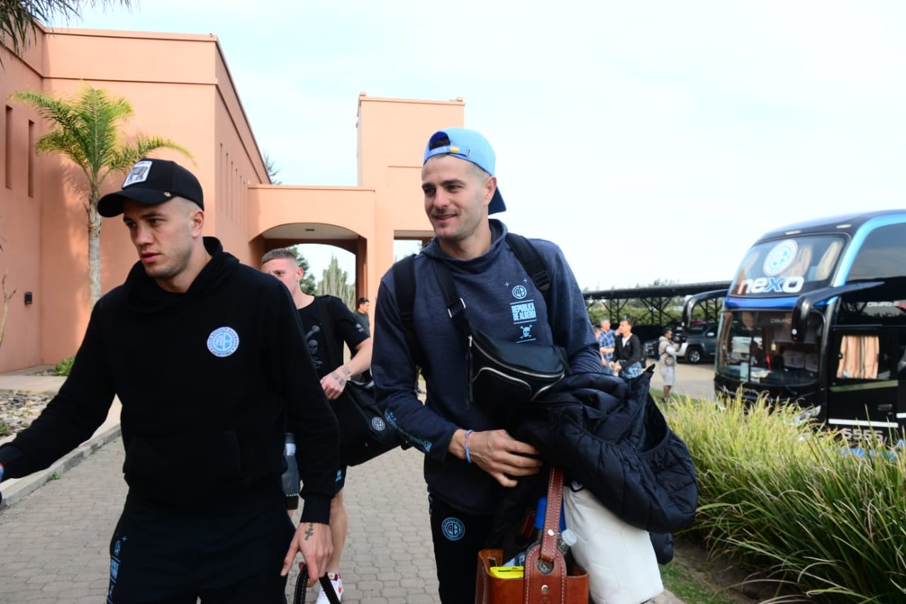 Compagnucci y Vegetti, parte de la delegación de Belgrano que ya está en Rosario, aguardando el esperado partido ante Brown de Adrogué. (José Gabriel Hernández / Enviado especial)