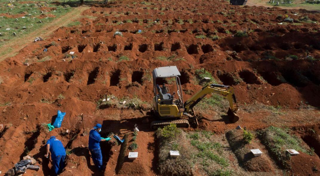 En San Pablo, Brasil, están exhumando restos en un cementerio para hacer lugar para los fallecidos por coronavirus. (AP/Andre Penner)