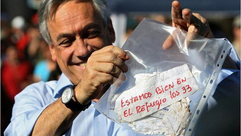 Piñera cuando lograron conseguir el papel que aseguraba los 33 mineros estaban vivos.