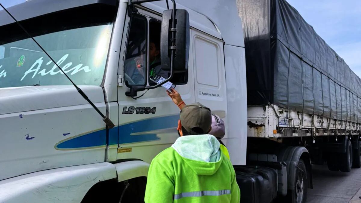 En los puestos de control en ruta la Dirección de Rentas de Jujuy verifica la documentación que respalda las mercaderías y productos trasladados. El transportista debe presentar la documentación que acredite lo transportado y los funcionarios constatan remitos, facturas, carta de porte u otro documento previsto por la normativa.