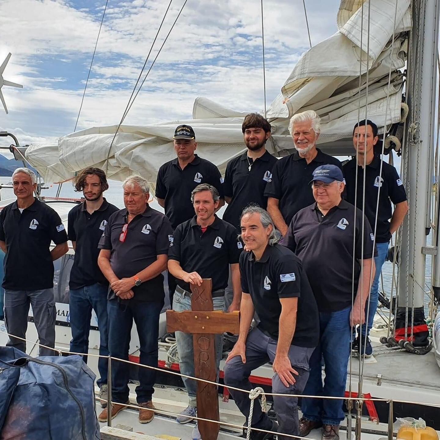 Los marinos llevaron una cruz para homenajear a los caídos en el hundimiento del Crucero A.R.A "General Belgrano".