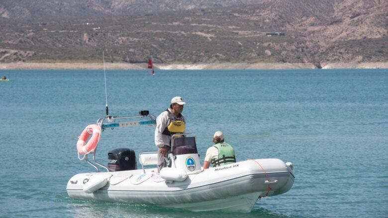 La Asociación Mendocina de Triatlón  trabaja junto a la división Náutica, de la Dirección de Recursos Naturales Renovables provincial, en el dique Potrerillos.