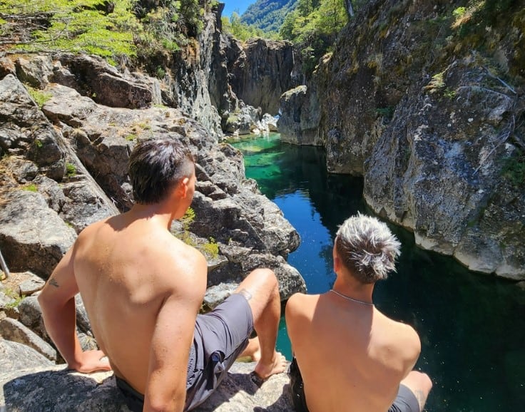 Se puede meter al agua de los pozones, aunque está muy fría por el deshielo.