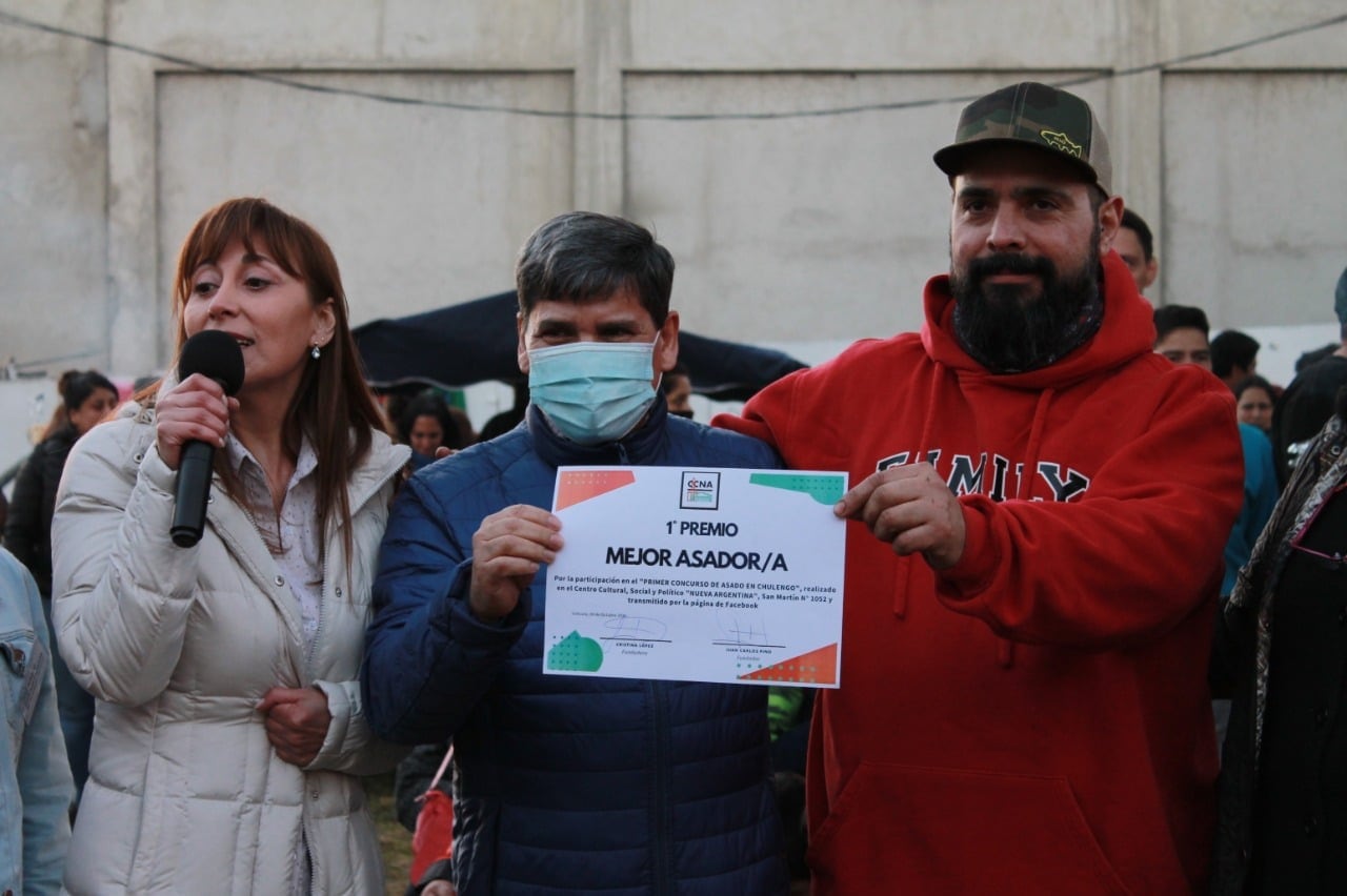 Juan Carlos Pino y Cristina López junto a Diego Vélez, elegido como el mejor asador del 1er Concurso de asado al chulengo.