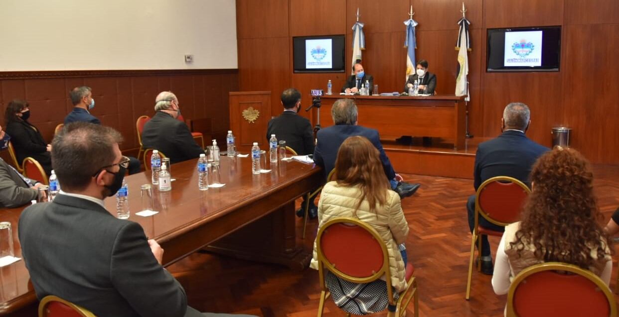 Con la presencia de los presidentes de bloque y miembros de las diferentes bancadas, la reunión se llevó a cabo en el salón "Marcos Paz" de la Legislatura, conducida por el vicepresidente primero de la Cámara, a cargo de la Presidencia, Carlos Amaya.