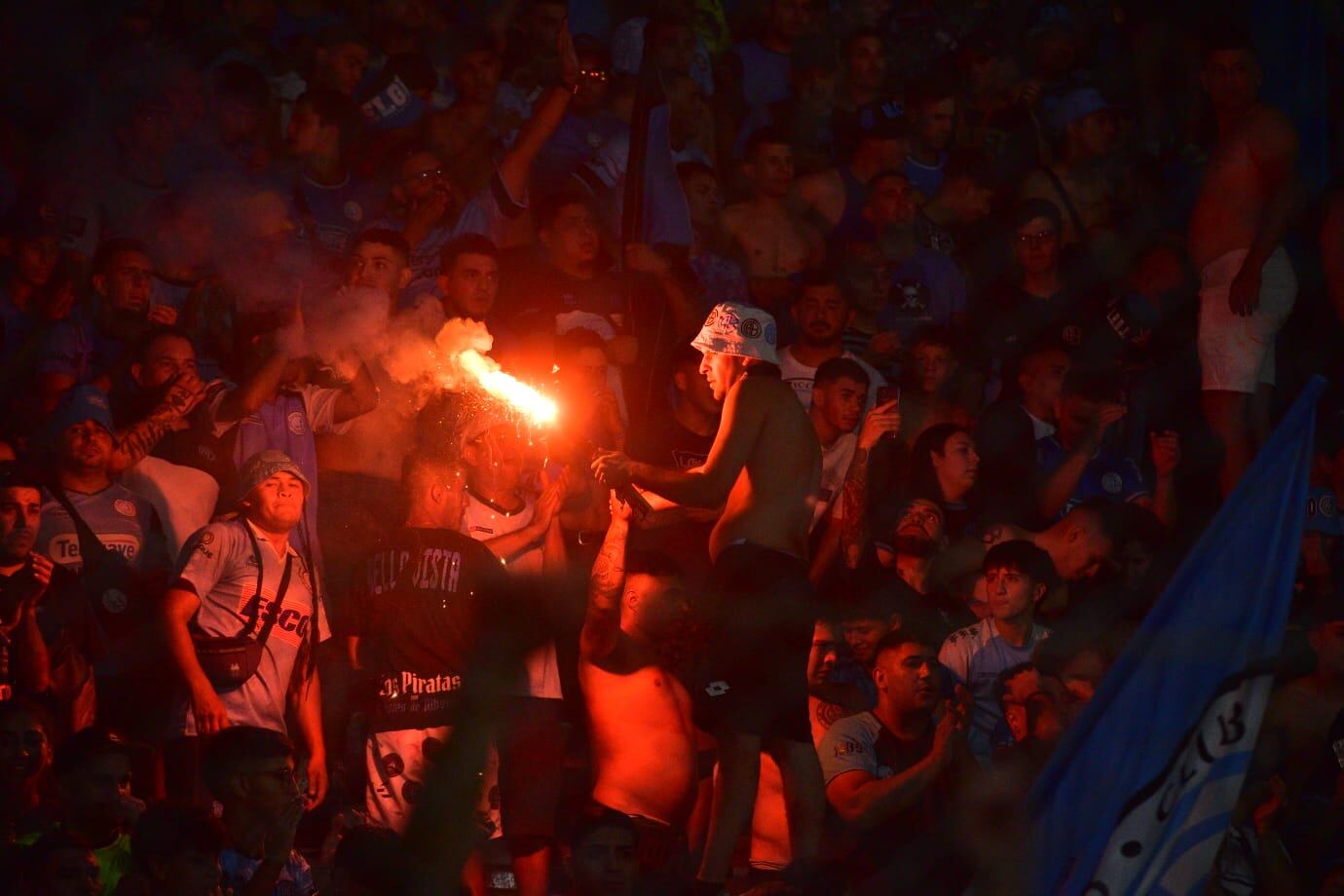 Pirotecnia en el Belgrano - Talleres jugado en Alberdi. (La Voz)