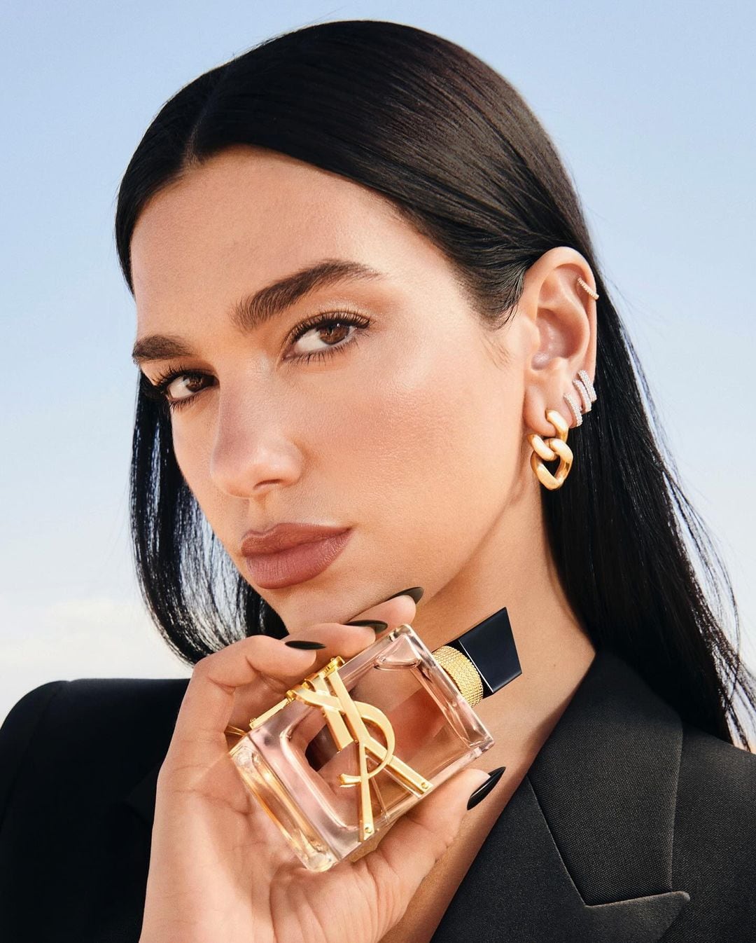 Dua Lipa anunció un nuevo perfume.