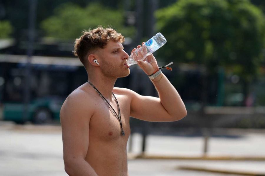 Los especialistas aconsejan mantenerse hidratados para combatir el calor.