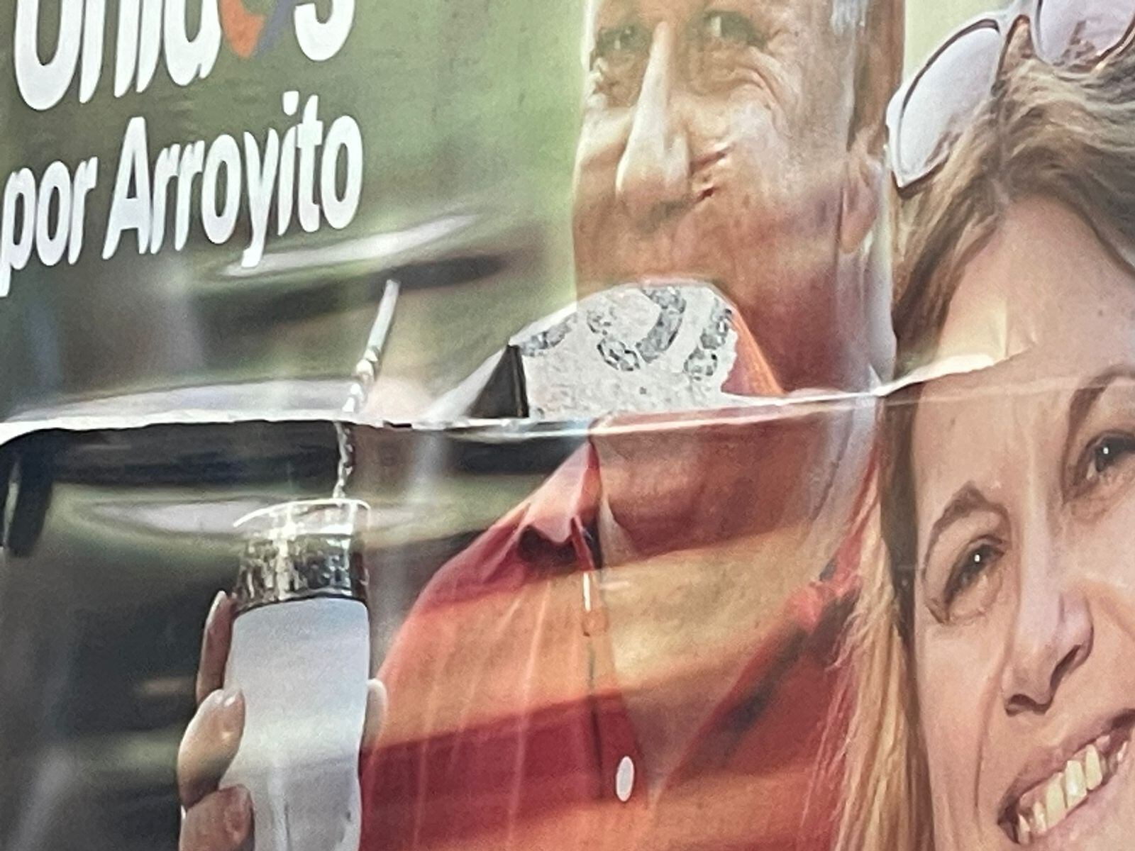 Carteleria de campaña rota en Arroyito