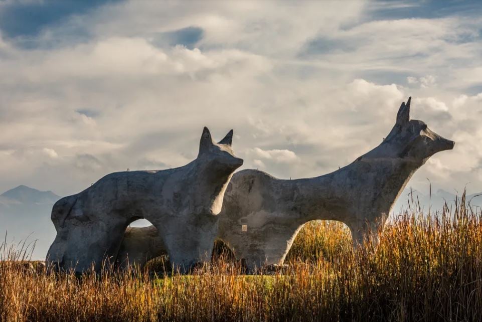 Zorros Salvajes, una de las esculturas de grandes dimensiones que se expone en una conocida finca de Mendoza.