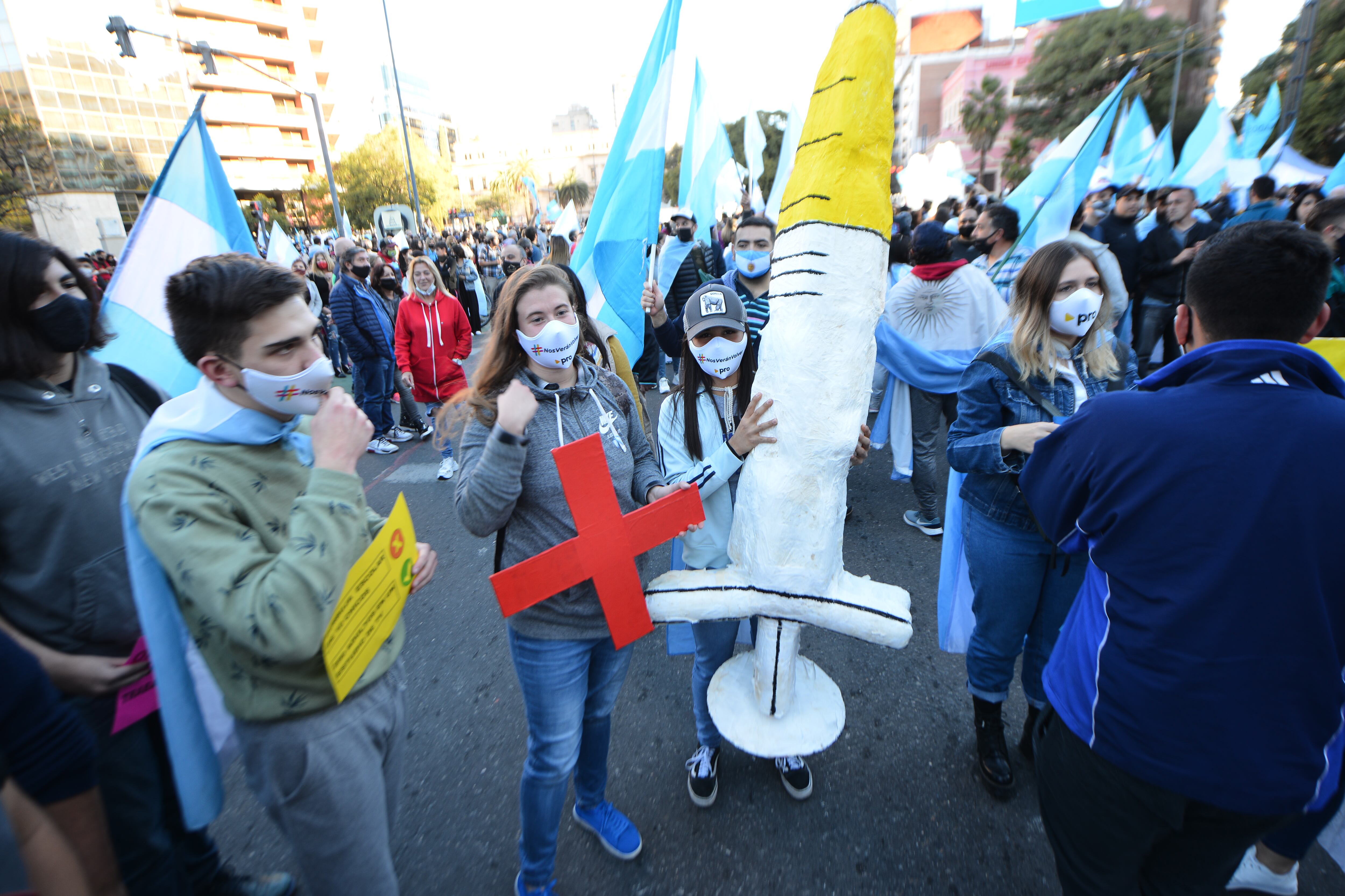 Comerciantes y sectores afectados por las restricciones marcharon en Córdoba (José Hernández)