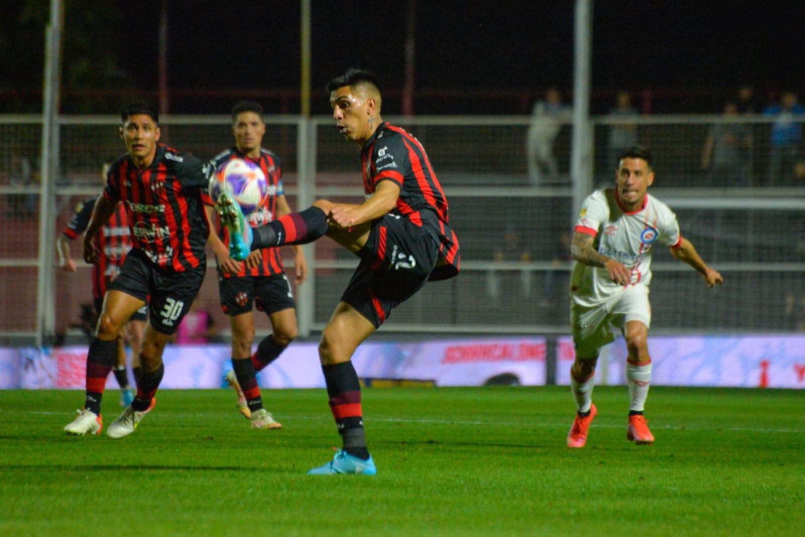 Ningun equipo tomó la iniciativa ofensiva y el partido se quedó sin goles.