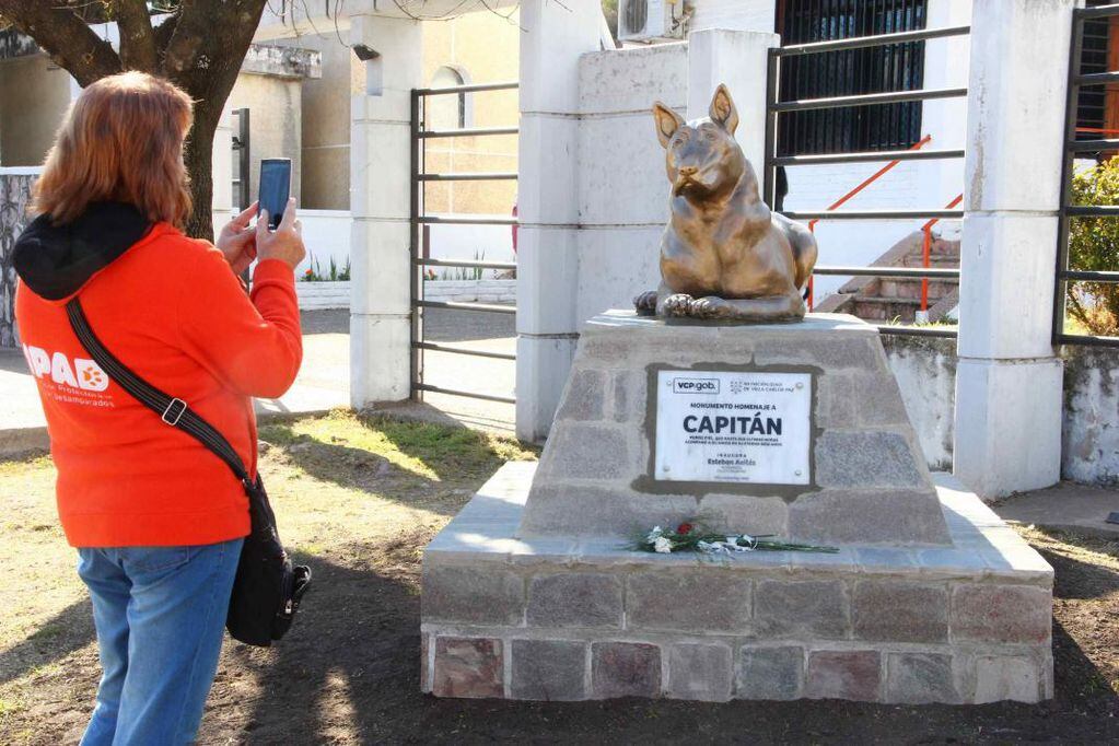 Monumento a Capitán en el cementerio de Carlos Paz.