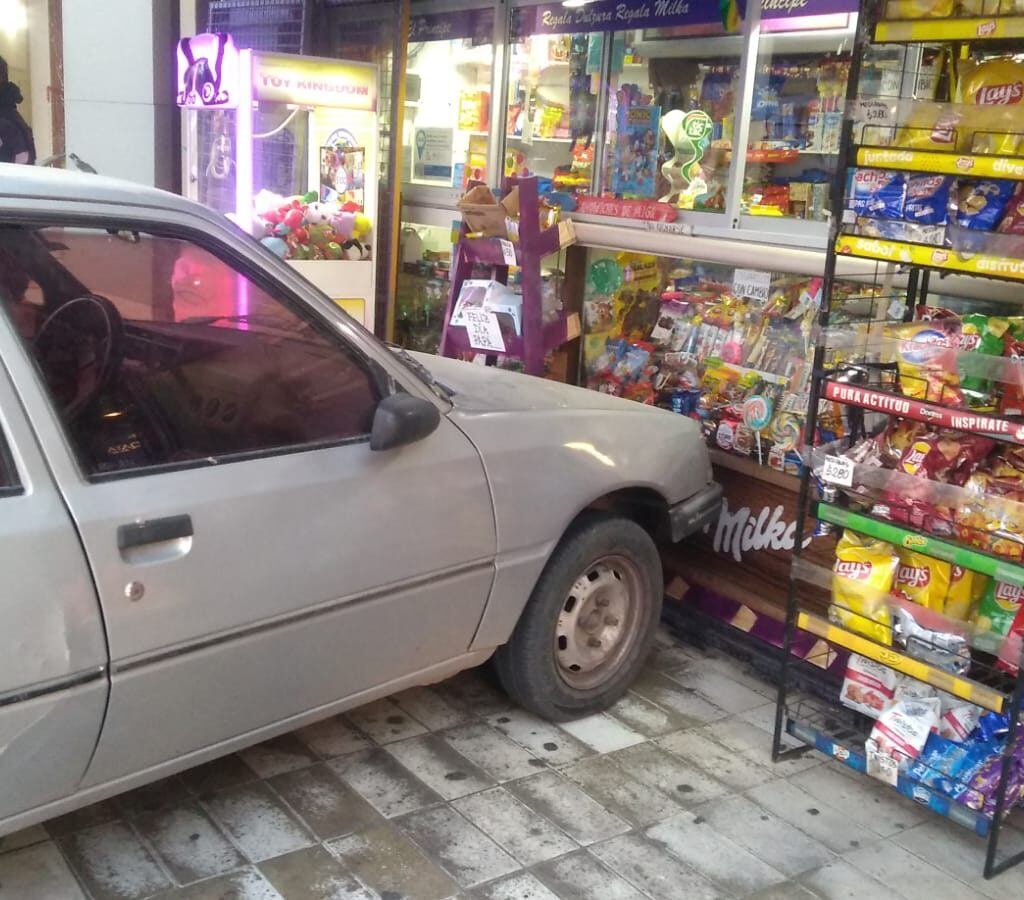 El vehículo se desplazó en pendiente por Pasaje del Carmen y dio contra el kiosco ubicado en Av. San Martín. Foto: Bambacoop