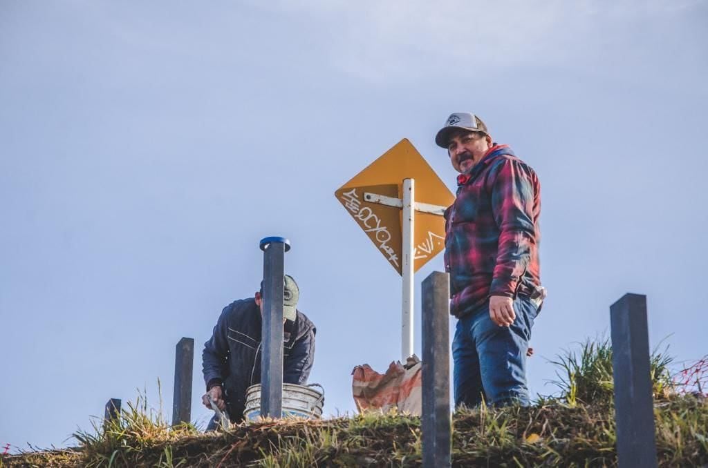 Personal municipal trabaja en la renovación de escaleras públicas.