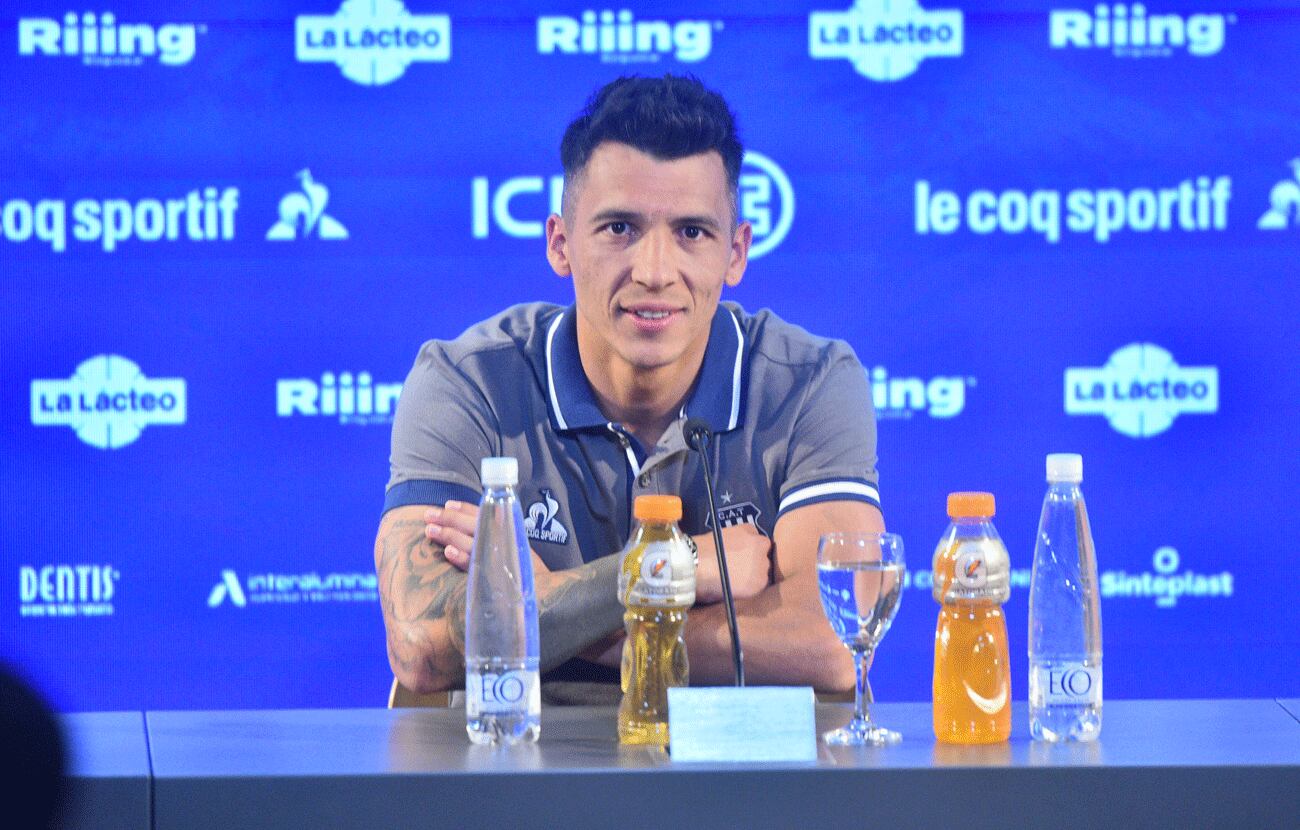 Rubén Botta tuvo su presentación oficial como jugadores Talleres. (Pedro Castillo / La Voz)