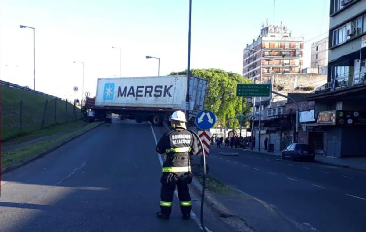 El conductor de un 
camión perdió el control y la 
parte trasera del vehículo quedó 
colgando sobre el puente de la 
bajada Gral Paz y Ramón Falcón. 
Foto NA