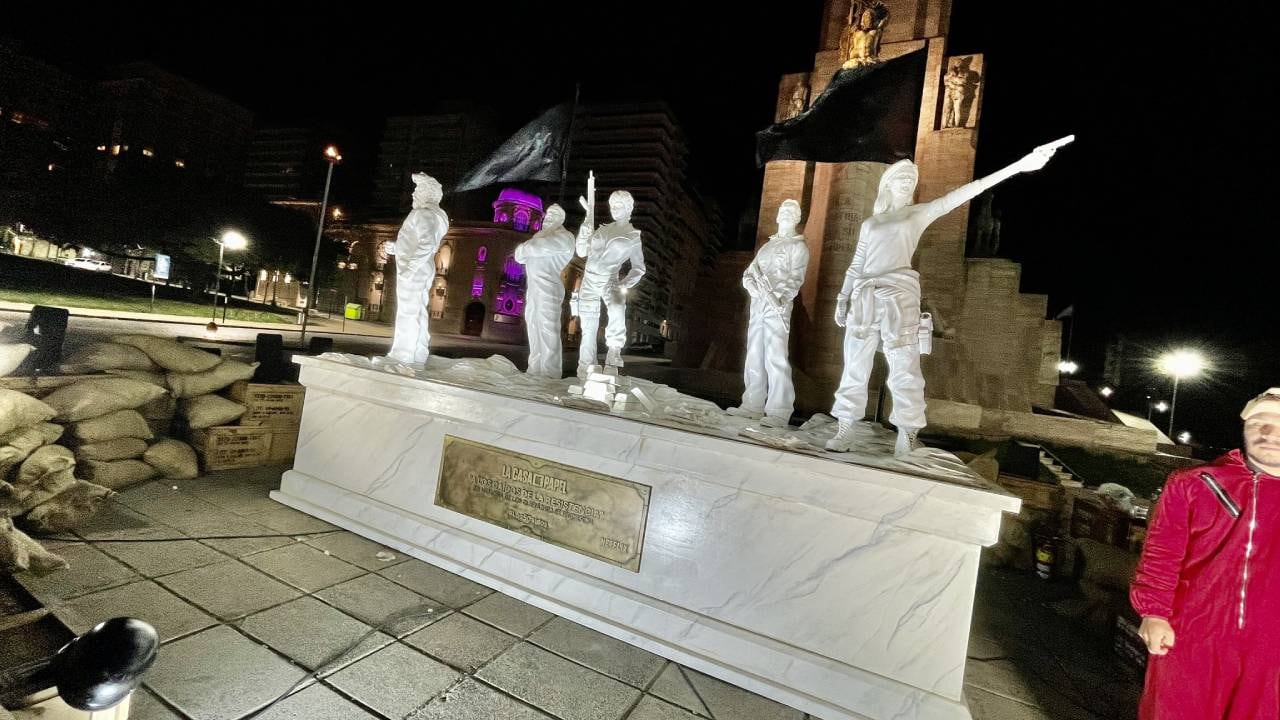 Homenaje a los "caídos" de La Casa de Papel en el Monumento a la Bandera. (@Leaopermetal)