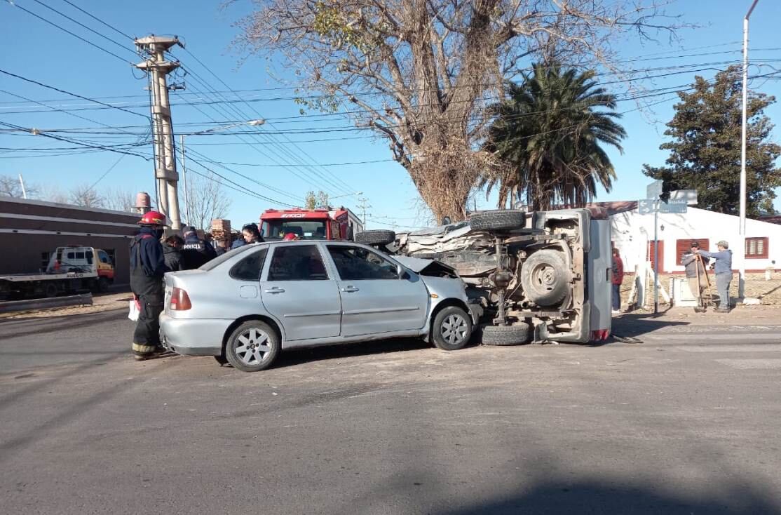 La camioneta quedó volcada luego del violento choque con el VW Polo.