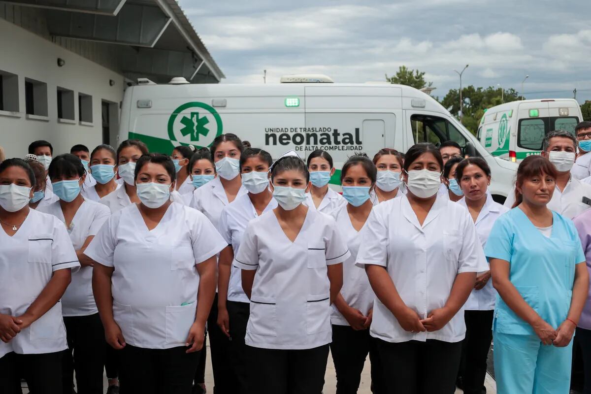 Parte del personal que presta servicio desde este martes en la maternidad "Doctora Josefina Scaro" del barrio Alto Comedero, en San Salvador de Jujuy.