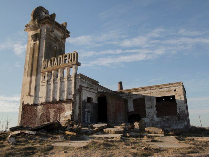 El matadero de Carhué en las ruinas de la Villa Epecuén, apareció como locación en varias películas, videos musicales y hasta en un recital.