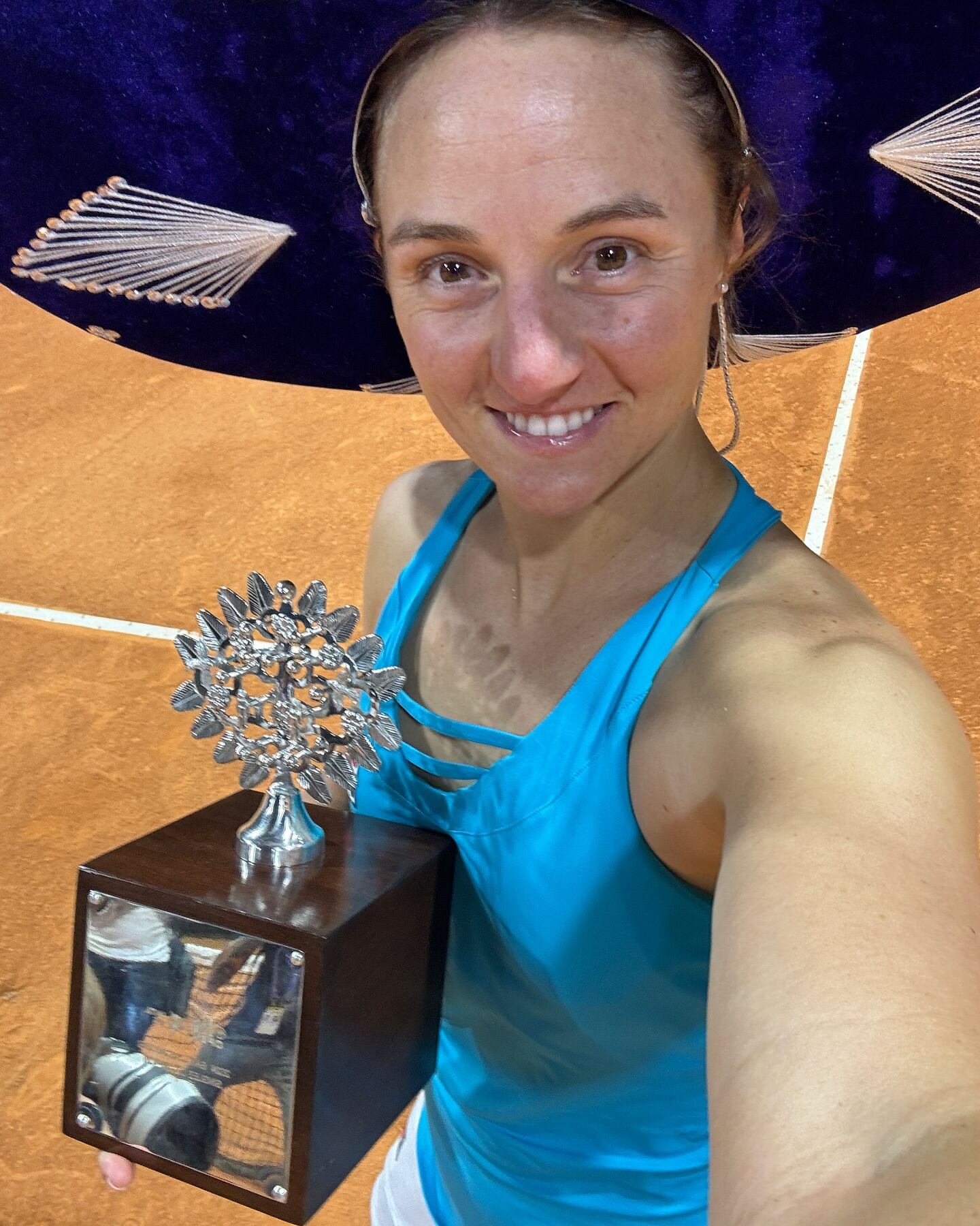 "Nachu" se sacó una selfie con el nuevo trofeo de su vitrina.